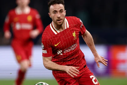 O meio-campista português do Liverpool, Diogo Jota, controla a bola durante a partida de ida das oitavas de final da Liga dos Campeões da UEFA entre Paris Saint-Germain (FRA) e Liverpool (ENG), no estádio Parc des Princes, em Paris, em 5 de março de 2025.<!-- NICAID(16072274) -->