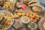 mesa de madeira com porções de petiscos fritos, hamburgueres, anéis de cebola, falafel, nuggets de frango, batatas fritas, cheeseburger, frango empanado, cebola, alface, comida para compartilhar. Foto: fabriciomacedophoto / stock.adobe.comFonte: 369501748<!-- NICAID(15410588) -->