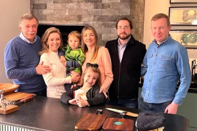 **A PEDIDO DE CIRO FABRES**Prefeito de Caxias do Sul, Adiló Didomenico, com as filhas e filhos Cintia, Bianca, Gustavo e Diego e os netos Davi e Helena.<!-- NICAID(15175063) -->