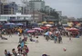 Aglomeração, ausência de máscara e dança na chuva marcam a sexta-feira na beira da praia de Capão da Canoa
