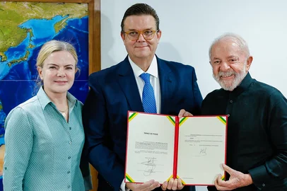 02.05.2025 - Nomeação e posse de Wolney Queiroz Maciel como Ministro de Estado da Previdência SocialPresidente da República, Luiz Inácio Lula da Silva, acompanhado da Ministra da Secretaria de Relações Institucionais, Gleisi Hoffmann dá posse a Wolney Queiroz Maciel como Ministro de Estado da Previdência Social.<!-- NICAID(16029233) -->