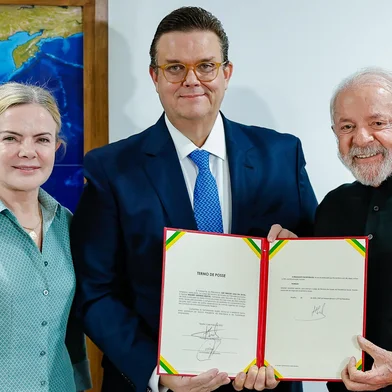 02.05.2025 - Nomeação e posse de Wolney Queiroz Maciel como Ministro de Estado da Previdência SocialPresidente da República, Luiz Inácio Lula da Silva, acompanhado da Ministra da Secretaria de Relações Institucionais, Gleisi Hoffmann dá posse a Wolney Queiroz Maciel como Ministro de Estado da Previdência Social.<!-- NICAID(16029233) -->