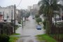 CAXIAS DO SUL, RS, BRASIL, 12/07/2023. Devido ao grande volume de chuva, a Rua Antônio Perini, próximo à esquina com a Rua Demétrio Ângelo Tiburi, no bairro Bela Vista, registrou água acumulada chegando próximo à algumas residências. (Bruno Todeschini/Agência RBS)Indexador: BTK<!-- NICAID(15480385) -->