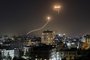 A streak of light appears as Israel's Iron Dome anti-missile system intercepts rockets launched from the Gaza Strip, on May 16, 2021. - The heaviest exchange of fire in years, sparked by unrest in Jerusalem, has killed 192 in the crowded coastal enclave of Gaza since the beginning of this week along with 10 in Israel, according to authorities on either side. (Photo by MAHMUD HAMS / AFP)Editoria: WARLocal: Gaza CityIndexador: MAHMUD HAMSSecao: conflict (general)Fonte: AFPFotógrafo: STF<!-- NICAID(14784780) -->