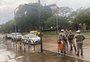 Caminhonete roubada se envolve em acidente, e um dos ocupantes é preso por bombeiro