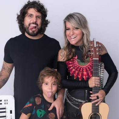 Um dos projetos de rock instrumental mais bem sucedidos do país, Piano Rock, do músico carioca Glaucio Cristelo, será apresentado pela primeira vez ao público da Serra, nesta quarta-feira. Embora já tenha tocado em eventos fechados na região, a apresentação na Fundação Casa das Artes, em Bento Gonçalves, será a primeira vez em que o público geral poderá prestigiar o talento do pianista que já chamou a atenção de diversas bandas que ele homenageia no palco, com alguns de seus vídeos sendo repostados nas redes sociais de Coldplay, Oasis, Duran Duran e Journey, entre outros. O show será às 20h30min e os ingressos podem ser adquiridos pela plataforma Tktr.Embora os fãs tenham se acostumado a assistir Gláucio sozinho do palco, na turnê atual o músico ganha a companhia da esposa, Tay Cristelo (voz, baixo e violão) e do filho, Lucas, de 13 anos (piano e voz). Com a entrada da família no projeto, o repertório também ganha não apenas algumas versões cantadas, como também novas músicas. Sem dar spoiler, Gláucio só adianta que uma delas é “Linda Juventude”, da icônica banda brasileira oitentista 14 Bis.<!-- NICAID(16141237) -->