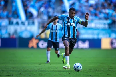 Gremio x SantosRS - FUTEBOL/CAMPEONATO BRASILEIRO 2025/GREMIO x SANTOS - ESPORTES - Lance da partida entre Gremio e Santos disputada na tarde deste domingo, na Arena do Gremio, em partida valida pela Campeonato Brasileiro 2025. FOTO: LUCAS UEBEL/GREMIO FBPAEditoria: SPOLocal: Porto AlegreIndexador: Lucas UebelSecao: futebolFonte: Gremio.netFotógrafo: Gremio x Santos<!-- NICAID(16030469) -->