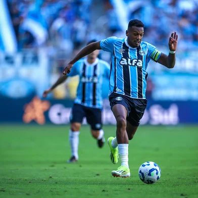 Gremio x SantosRS - FUTEBOL/CAMPEONATO BRASILEIRO 2025/GREMIO x SANTOS - ESPORTES - Lance da partida entre Gremio e Santos disputada na tarde deste domingo, na Arena do Gremio, em partida valida pela Campeonato Brasileiro 2025. FOTO: LUCAS UEBEL/GREMIO FBPAEditoria: SPOLocal: Porto AlegreIndexador: Lucas UebelSecao: futebolFonte: Gremio.netFotógrafo: Gremio x Santos<!-- NICAID(16030469) -->