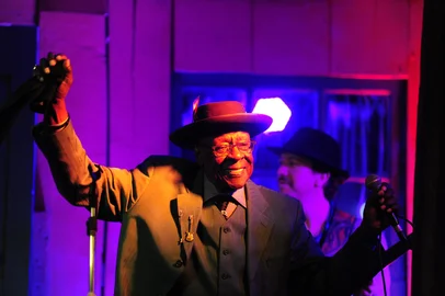 CAXIAS DO SUL, RS, BRASIL, 23/11/2019. SEGUNDO DIA - 12º Mississipi Delta Bluers Festival RS - MDBF Mardi Gras Edition. Show de Bob Stroger & Headcutters no Creole Moon Stage. (Porthus Junior/Agência RBS)<!-- NICAID(14335775) -->