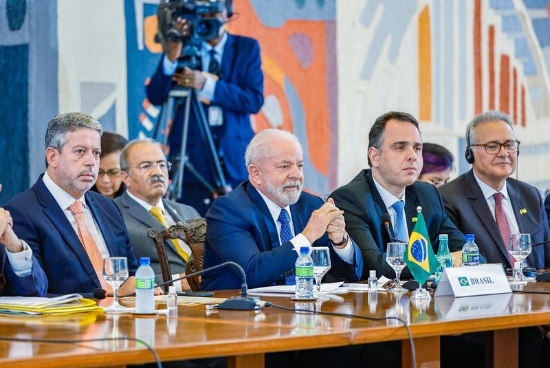 Da esquerda para a direita: Arthur Lira, presidente da Câmara dos Deputados; Lula, presidente da República; e Rodrigo Pacheco, presidente do Senado. Foto feita durante sessão de trabalho com presidentes da América do Sul, em 30 de maio de 2023.<!-- NICAID(15608942) -->