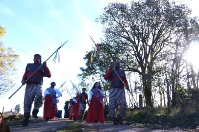 Com a proposta de resgatar e valorizar a memória e o protagonismo da cultura negra na região, a TV Câmara lança no próximo dia 9 de setembro, às 19h, o documentário "Lanceiros Negros - Nasce um Grupo na Serra Gaúcha", em sessão aberta no Plenário Nadyr Rossetti, na Câmara de Vereadores de Caxias do Sul.Com direção e roteiro de Viviane Salvador, captação de imagens de Arthur Appel e edição de Mariana Cardoso, a produção foi gravada na Cabana Estância da Poesia Xucra. O filme conta ainda com trilha sonora de Lucio Yanel _ com temas como Dois Tempos e Por do Sol, e participação especial de Omair Trindade.<!-- NICAID(16356387) -->