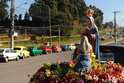 CAXIAS DO SUL, RS, BRASIL, 29/04/2023. 15ª Pré-Romaria dos Carros Antigos, em homenagem a Nossa Senhora de Caravaggio. Os veículos saíram de um posto de gasolina às margens da RS-453, em Caxias do Sul, em direção ao Santuário de Caravaggio, em Farroupilha. (Bruno Todeschini/Agência RBS)Indexador: BTK<!-- NICAID(15416073) -->