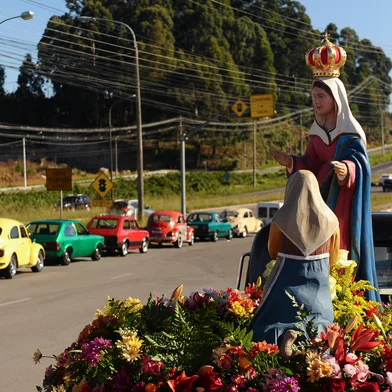 CAXIAS DO SUL, RS, BRASIL, 29/04/2023. 15ª Pré-Romaria dos Carros Antigos, em homenagem a Nossa Senhora de Caravaggio. Os veículos saíram de um posto de gasolina às margens da RS-453, em Caxias do Sul, em direção ao Santuário de Caravaggio, em Farroupilha. (Bruno Todeschini/Agência RBS)Indexador: BTK<!-- NICAID(15416073) -->