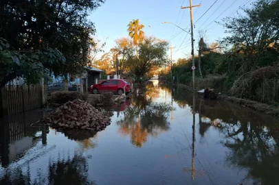 29-06: Guaíba avança e atinge ruas do Lami e bairros da Zona Sul da Capital. Elevação do lago durante a noite de sexta (28/06) e o começo da madrugada deste sábado (29/06), fez com que a água atingisse ao menos três quadras do bairro, próximas à Orla.<!-- NICAID(15801560) -->