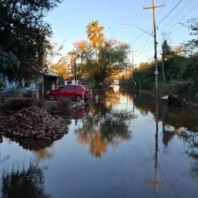 29-06: Guaíba avança e atinge ruas do Lami e bairros da Zona Sul da Capital. Elevação do lago durante a noite de sexta (28/06) e o começo da madrugada deste sábado (29/06), fez com que a água atingisse ao menos três quadras do bairro, próximas à Orla.<!-- NICAID(15801560) -->