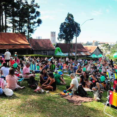 CAXIAS DO SUL, RS, BRASIL, 19/03/2023. Três eventos simultâneos levaram milhares de caxienses ao Parque da Festa da Uva neste domingo. Na cancha de rodeios teve o Assado dos Bastião. Em frente ao Coreto, o Piquenique Solidário do Projeto Mão Amiga. E nos Pavilhões, a Feira Turística e Cultural, que contou com cortejo de artistas que participam da Semana Caxiense de Teatro. (Bruno Todeschini/Agência RBS)Indexador: BTK<!-- NICAID(15379910) -->