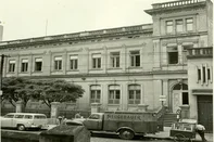 Sede do Colégio Farroupilha, na Avenida Alberto Bins, onde hoje fica o Plaza São Rafael. Anos 1950.<!-- NICAID(16237028) -->