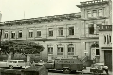 Sede do Colégio Farroupilha, na Avenida Alberto Bins, onde hoje fica o Plaza São Rafael. Anos 1950.<!-- NICAID(16237028) -->