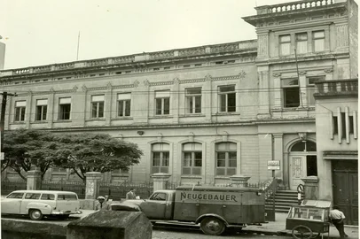 Sede do Colégio Farroupilha, na Avenida Alberto Bins, onde hoje fica o Plaza São Rafael. Anos 1950.<!-- NICAID(16237028) -->
