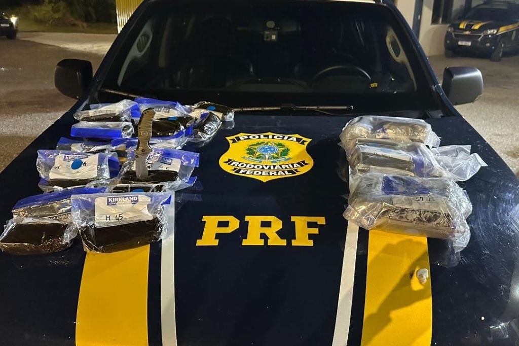 PRF prende jovem com 10 quilos de haxixe em &ocirc;nibus na BR-293, em Bag&eacute;
