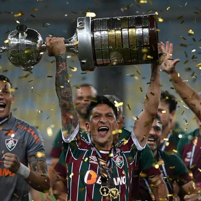 Fluminense's Argentine forward German Cano raises the trophy after winning the Copa Libertadores final football match between Brazil's Fluminense and Argentina's Boca Juniors at Maracana Stadium in Rio de Janeiro, Brazil, on November 4, 2023. (Photo by CARL DE SOUZA / AFP)Editoria: SPOLocal: Rio de JaneiroIndexador: CARL DE SOUZASecao: soccerFonte: AFPFotógrafo: STF<!-- NICAID(15588360) -->