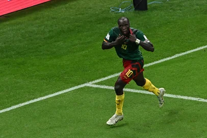 Cameroon's forward #10 Vincent Aboubakar celebrates scoring his team's first goal during the Qatar 2022 World Cup Group G football match between Cameroon and Brazil at the Lusail Stadium in Lusail, north of Doha on December 2, 2022. (Photo by Anne-Christine POUJOULAT / AFP)Editoria: SPOLocal: DohaIndexador: ANNE-CHRISTINE POUJOULATSecao: soccerFonte: AFPFotógrafo: STF<!-- NICAID(15632041) -->