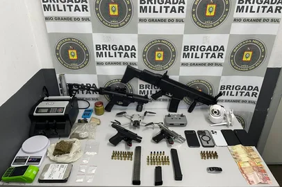 O carro foi monitorado e abordado na Rua Ernesto Grazziotin, bairro Sanvitto, em Caxias do Sul. No interior do veículo estavam dois homens. Durante a revista, os policiais encontraram uma pistola Glock com seletor de rajada, que permite disparos em modo automático, além de porções de maconha.<!-- NICAID(16079356) -->