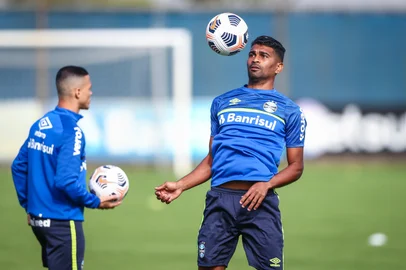 O volante Thiago Santos durante o treino desta terça-feira (11/5) no CT Luiz Carvalho.<!-- NICAID(14780300) -->