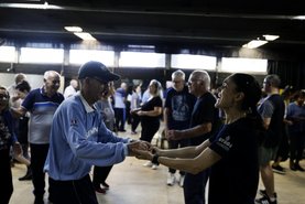 Porto Alegre, RS, Brasil, 08-04-2024: Aula de dança para pessoas com doença de Parkinson em projeto de extensão da Ufrgs, na Escola de Educação Física, Fisioterapia e Dança (Esefid). Foto: Mateus Bruxel / Agência RBS<!-- NICAID(15728447) -->