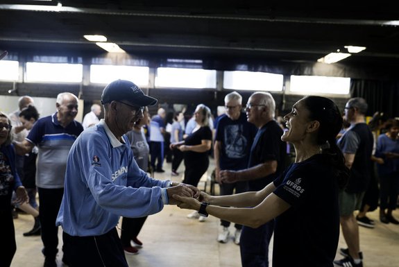 Porto Alegre, RS, Brasil, 08-04-2024: Aula de dança para pessoas com doença de Parkinson em projeto de extensão da Ufrgs, na Escola de Educação Física, Fisioterapia e Dança (Esefid). Foto: Mateus Bruxel / Agência RBS<!-- NICAID(15728447) -->