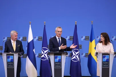 O ministro das Relações Exteriores da Finlândia, Pekka Haavisto, o secretário-geral da OTAN, Jens Stoltenberg, e a ministra das Relações Exteriores da Suécia, Anne Linde, dão uma entrevista coletiva após a assinatura dos protocolos de adesão da Finlândia e da Suécia na sede da OTAN em Bruxelas em 5 de julho de 2022. - O processo para ratificar a Suécia e a Finlândia como os mais novos membros da Otan foi formalmente lançado em 5 de julho de 2022, disse o chefe da aliança militar, Jens Stoltenberg, marcando um passo histórico trazido pela guerra da Rússia na Ucrânia. (Foto de Kenzo TRIBOUILLARD/AFP)<!-- NICAID(15140793) -->