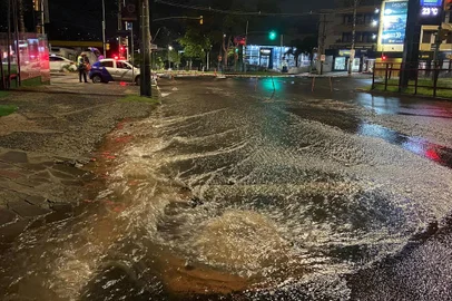 Rompimento de tubulação alaga trecho da Avenida Nonoai, na zona sul de Porto Alegre<!-- NICAID(15618853) -->