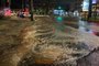 Rompimento de tubulação alaga trecho da Avenida Nonoai, na zona sul de Porto Alegre<!-- NICAID(15618853) -->