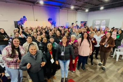 Vitória Pilger / Divulgação Pelotas recebe o primeiro Seminário Regional BASTA! de Violência Contra a Mulher, com participação de mais de 300 mulheres. O encontro acontece na Colônia Z3, uma tradicional comunidade de pescadores do município.<!-- NICAID(16364608) -->