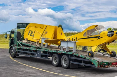 Avião de 1942 é desmontado para transporte e exposição na Festa da Uva<!-- NICAID(16227574) -->