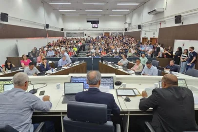 Câmara aprova reajuste salarial de 5,06% aos servidores e professores municipais<!-- NICAID(16004208) -->