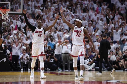 Boston Celtics v Miami Heat - Game ThreeMIAMI, FLORIDA - MAY 21: Jimmy Butler #22 and Bam Adebayo #13 of the Miami Heat react during the third quarter against the Boston Celtics in game three of the Eastern Conference Finals at Kaseya Center on May 21, 2023 in Miami, Florida. NOTE TO USER: User expressly acknowledges and agrees that, by downloading and or using this photograph, User is consenting to the terms and conditions of the Getty Images License Agreement.   Megan Briggs/Getty Images/AFP (Photo by Megan Briggs / GETTY IMAGES NORTH AMERICA / Getty Images via AFP)Editoria: SPOLocal: MiamiIndexador: MEGAN BRIGGSSecao: basketballFonte: GETTY IMAGES NORTH AMERICAFotógrafo: CONTRIBUTOR<!-- NICAID(15434793) -->