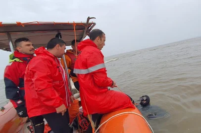 PORTO ALEGRE, 06/10/2022, Buscas por pilioto de aeronave que caiu no Guaíba entram no quarto dia<!-- NICAID(15228225) -->