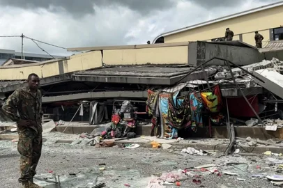 This screengrab taken from handout video footage posted on the Facebook account of Michael Thompson on December 17, 2024 shows a member of security inspecting a collapsed building in Vanuatu's capital Port Vila after a powerful earthquake hit the Pacific island. The 7.3-magnitude quake struck on December 17 at a depth of 57 kilometres (35 miles), some 30 kilometres off the coast of Efate, Vanuatu's main island, at 12:47 pm (0147 GMT), according to the US Geological Survey. (Photo by MICHAEL THOMPSON / Facebook account of Michael Thompson / AFP) / RESTRICTED TO EDITORIAL USE  MANDATORY CREDIT «AFP PHOTO / FACEBOOK / MICHAEL THOMPSON» - NO MARKETING NO ADVERTISING CAMPAIGNS  DISTRIBUTED AS A SERVICE TO CLIENTS [- NO ARCHIVE ]<!-- NICAID(15937004) -->