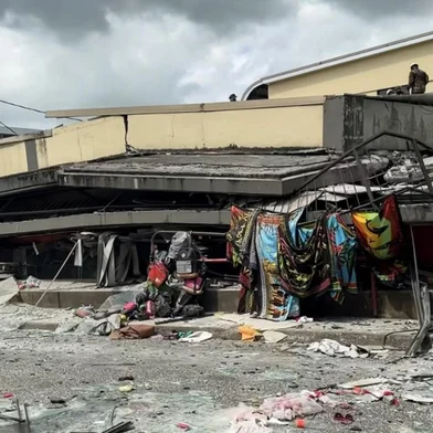 This screengrab taken from handout video footage posted on the Facebook account of Michael Thompson on December 17, 2024 shows a member of security inspecting a collapsed building in Vanuatu's capital Port Vila after a powerful earthquake hit the Pacific island. The 7.3-magnitude quake struck on December 17 at a depth of 57 kilometres (35 miles), some 30 kilometres off the coast of Efate, Vanuatu's main island, at 12:47 pm (0147 GMT), according to the US Geological Survey. (Photo by MICHAEL THOMPSON / Facebook account of Michael Thompson / AFP) / RESTRICTED TO EDITORIAL USE  MANDATORY CREDIT «AFP PHOTO / FACEBOOK / MICHAEL THOMPSON» - NO MARKETING NO ADVERTISING CAMPAIGNS  DISTRIBUTED AS A SERVICE TO CLIENTS [- NO ARCHIVE ]<!-- NICAID(15937004) -->
