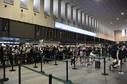 Passengers wait in line to board their train at Santa Justa railway station in Seville on April 29, 2025, the day after a massive power cut affecting the entire Iberian peninsula and the south of France. Electricity was restored to almost all of Spain and Portugal on April 29 morning, allowing a gradual return to normal life in the two countries, which were hit on April 28 by a giant blackout that lasted up to ten or even twenty hours depending on the region. The return of power has enabled rail traffic to be restored on several major routes, including Madrid-Seville and Madrid-Barcelona, according to the national company Renfe. However, traffic remains suspended on several other major routes, as the authorities have given priority to restoring suburban trains. (Photo by CRISTINA QUICLER / AFP)<!-- NICAID(16026294) -->
