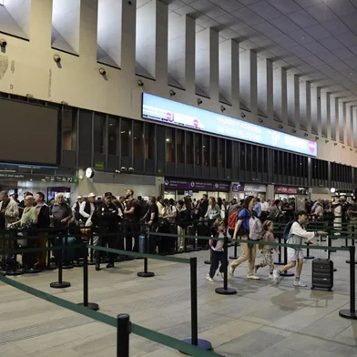 Passengers wait in line to board their train at Santa Justa railway station in Seville on April 29, 2025, the day after a massive power cut affecting the entire Iberian peninsula and the south of France. Electricity was restored to almost all of Spain and Portugal on April 29 morning, allowing a gradual return to normal life in the two countries, which were hit on April 28 by a giant blackout that lasted up to ten or even twenty hours depending on the region. The return of power has enabled rail traffic to be restored on several major routes, including Madrid-Seville and Madrid-Barcelona, according to the national company Renfe. However, traffic remains suspended on several other major routes, as the authorities have given priority to restoring suburban trains. (Photo by CRISTINA QUICLER / AFP)<!-- NICAID(16026294) -->
