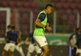 Jogador do Grêmio deixa o campo após choque na cabeça; confira a análise do lance