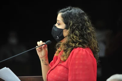 **A PEDIDO DE CIRO FABRES**Presidente da Câmara de Vereadores de Caxias do Sul, Denise Pessôa (PT), tem a tatuagem de um tucano no braço.<!-- NICAID(14982302) -->
