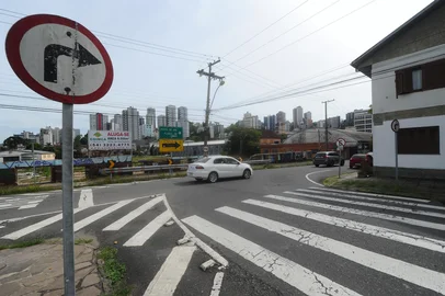 CAXIAS DO SUL, RS, BRASIL, 14/12/2023. Imagens atualizadas do trecho final da Marechal Floriano, na esquina com a Jacinto Madalozzo, no bairro Pio X, onde há um projeto de extensão da rua. No local, um prédio de um antigo motel foi demolido após incêndio. Na foto, visão do trecho do fim da Marechal Floriano. (Bruno Todeschini/Agência RBS)Indexador: BTK<!-- NICAID(15625593) -->
