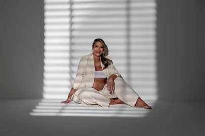 Brunna Colossi, prestes a se tornar mãe, celebra programa Que Amor É Esse?, que estreia sábado (18) na RBS TV.<!-- NICAID(16264617) -->