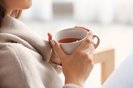 Beautiful young woman drinking tea at home, closeupFonte: 285399460<!-- NICAID(15537066) -->