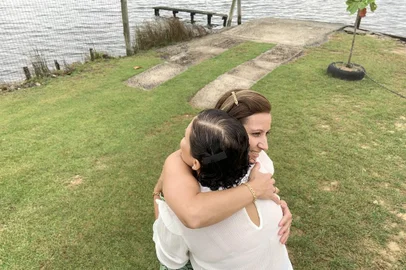 Enfermeira paulista Lilian Alves de Lima, 35 anos, e a empresária gaúcha Cris Suelen dos Santos, 39, se conheceram pessoalmente após 18 meses do transplante de medula óssea. Registro feito em Tramandaí. Na foto, Cris (doadora) de verde e Lilian de branco. Foto: Tiago Boff/ Agencia RBS<!-- NICAID(15038189) -->
