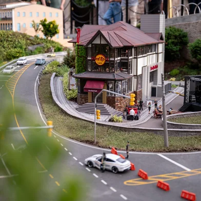 No último sábado (22), o Mini Mundo inaugurou uma réplica do Hard Rock Cafe Gramado, que atrai fãs pelo mundo todo em suas unidades.<!-- NICAID(16001865) -->
