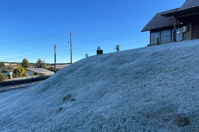 Embora não tenha iniciado o dia com temperaturas negativas, São José dos Ausentes, nos Campos de Cima da Serra, amanheceu com formação de geada, registrada pelos moradores. A sensação térmica por lá, mesmo com a temperatura em 1,2ºC foi negativa, de -3,7ºC. <!-- NICAID(15460024) -->